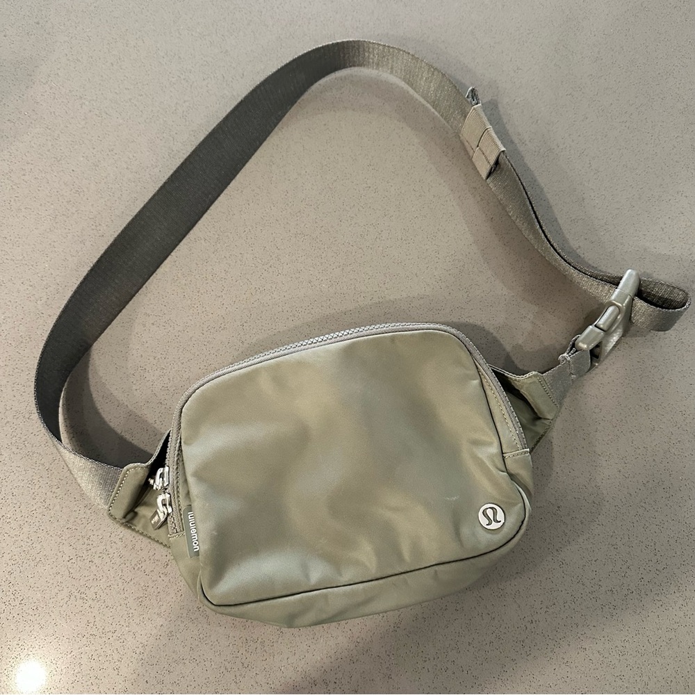 Lululemon Everywhere Crossbody Belt Bag 1L - Forest Green Army